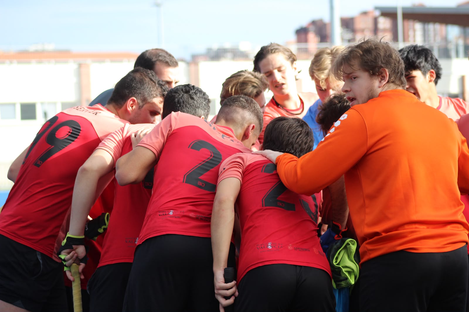 Plantilla senior del club en el campo de Beteró